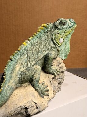 Lifelike United Designs Animal Classics Green Iguana Resin Statue